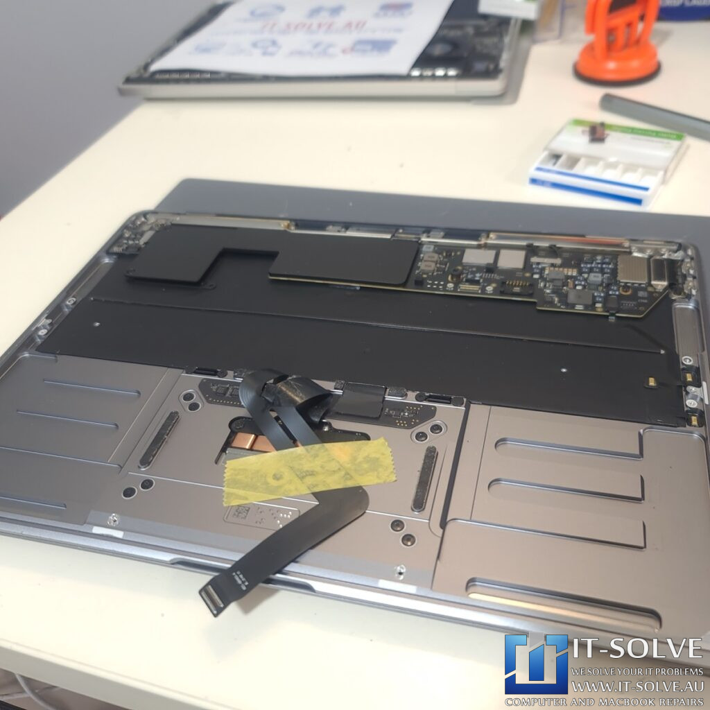 process of prying the battery out of the case of A2337 Macbook Air