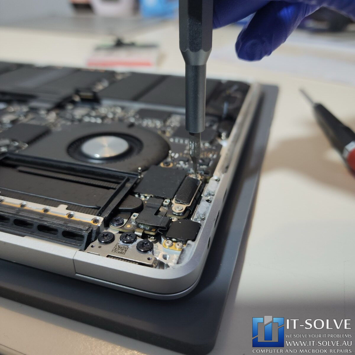 Photo showing the interior of the A1989 with the logic board exposed