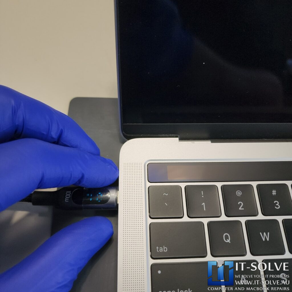 USB-C power meter showing 20V and healthy current