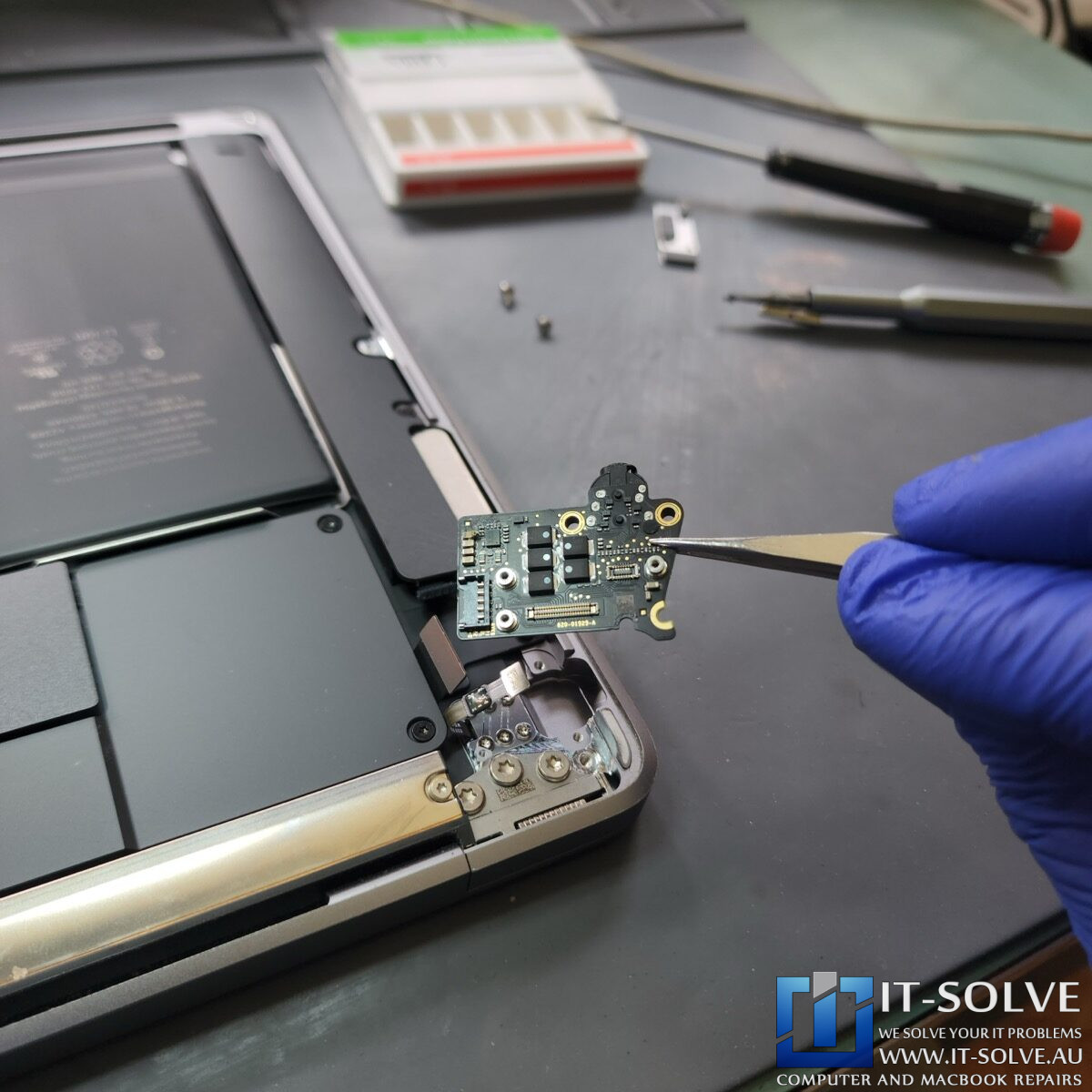 2020 MacBook Air M1 A2337 No Power Repair