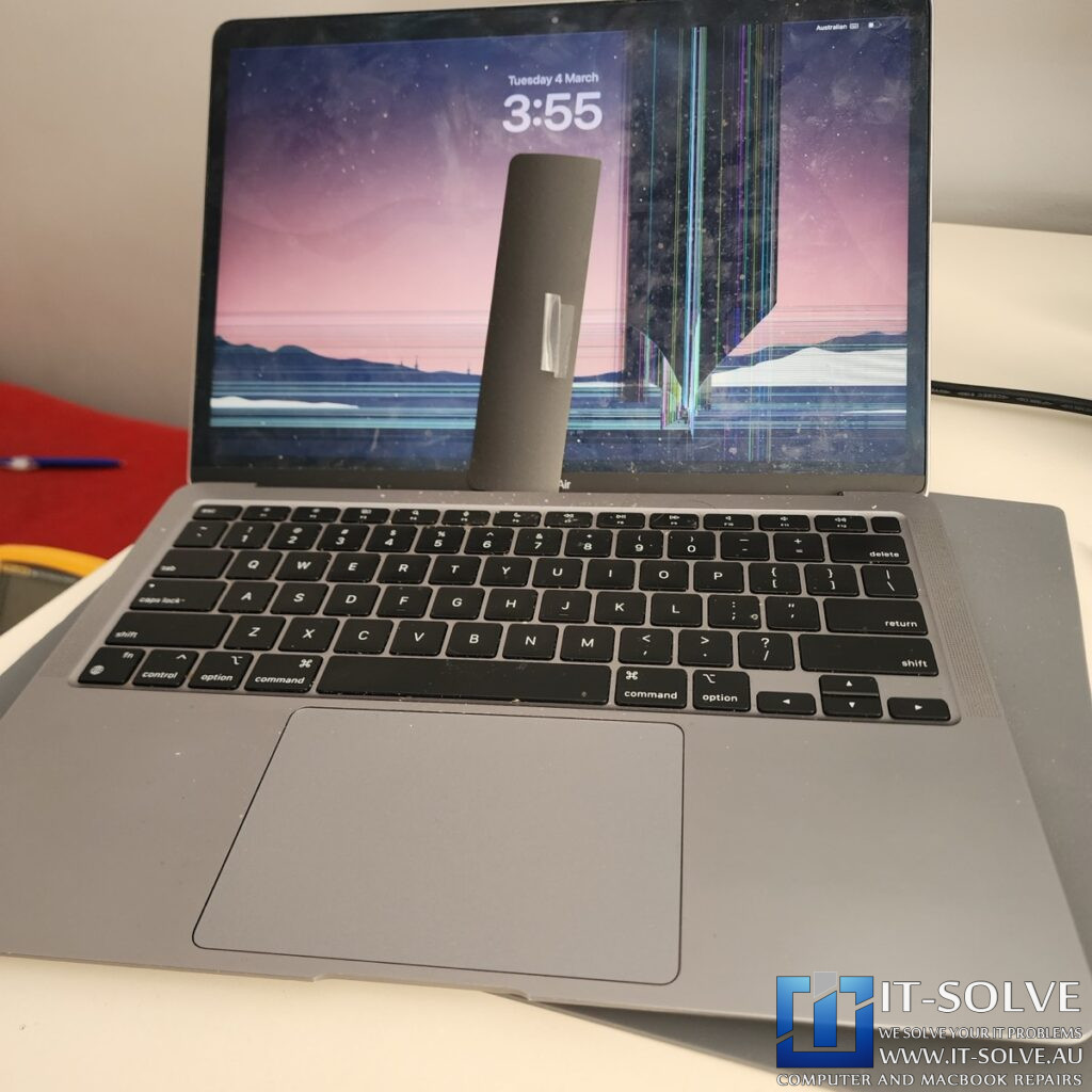 MacBook Air M1 A2337 Screen Replacement – Fixing a Cracked Display with Lines