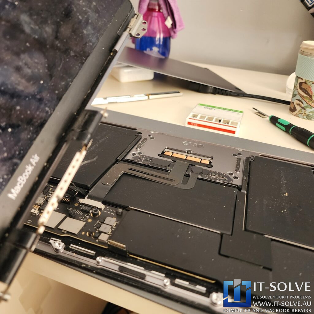 MacBook Air M1 A2337 Screen Replacement – Fixing a Cracked Display with Lines