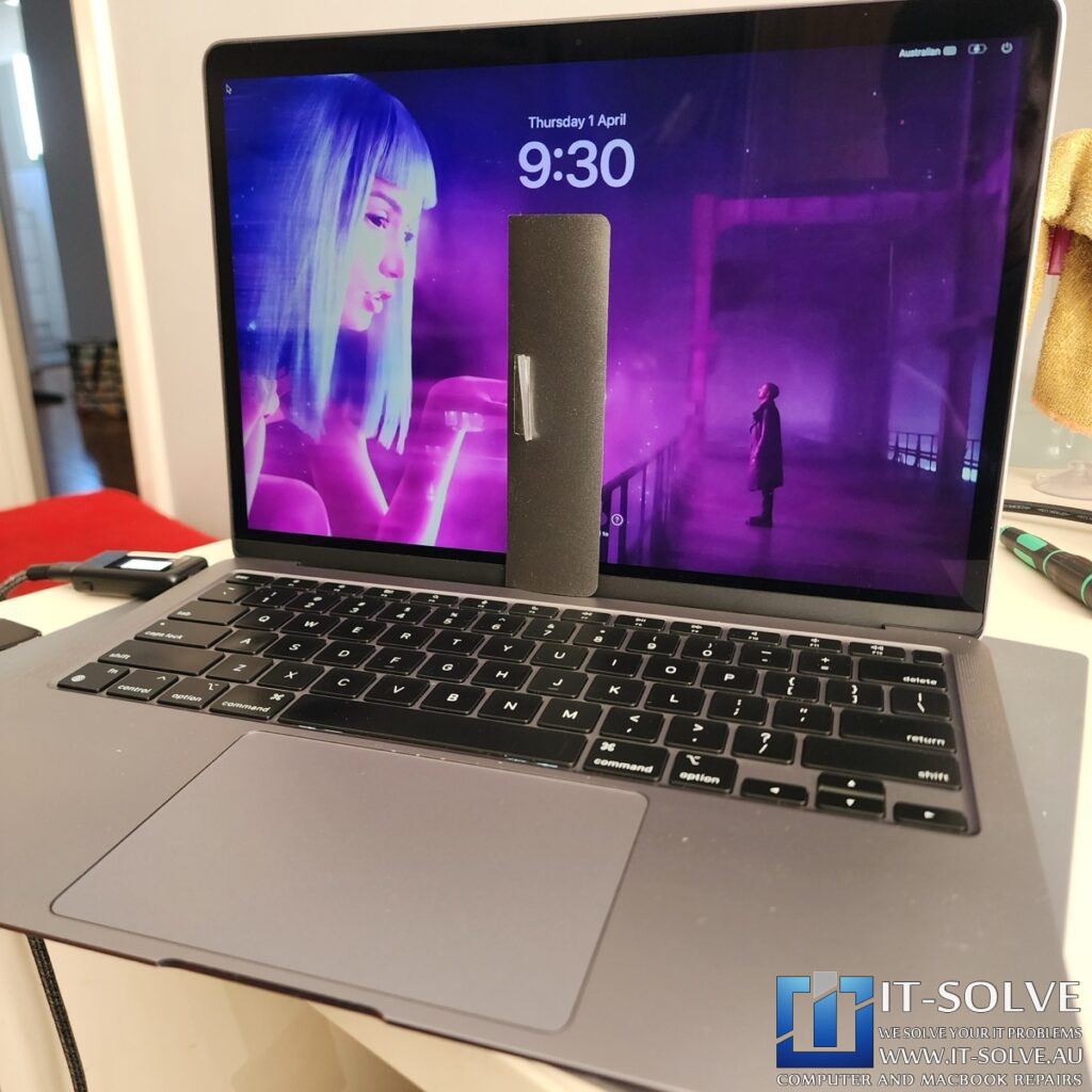 MacBook Air M1 A2337 Screen Replacement – Fixing a Cracked Display with Lines